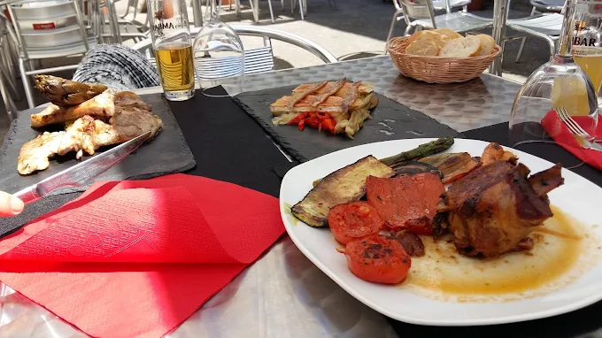Plato de carne con verduras a la brasa servido en la terraza